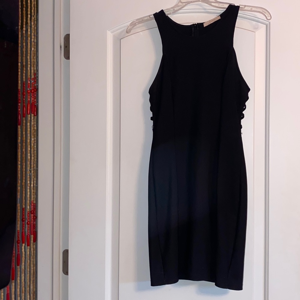 black bodycon dress